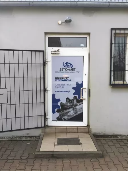 drzwi budynku firmy zetkamet